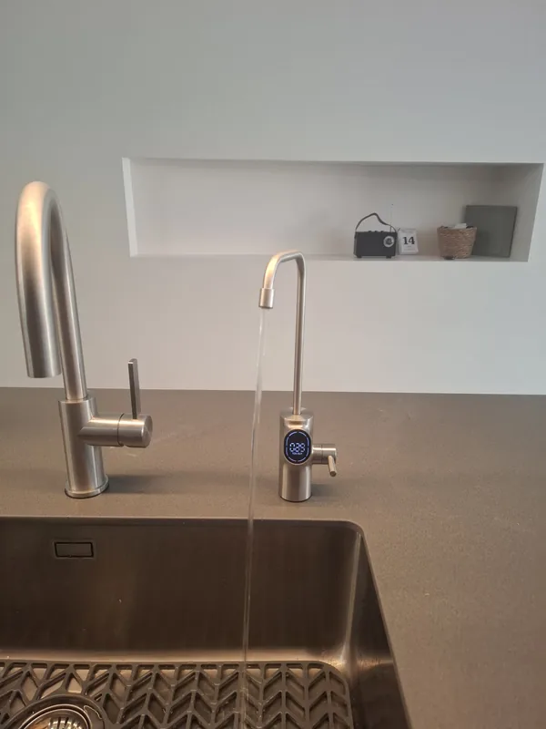 Grifo de agua tratada sirviendo agua en una cocina
