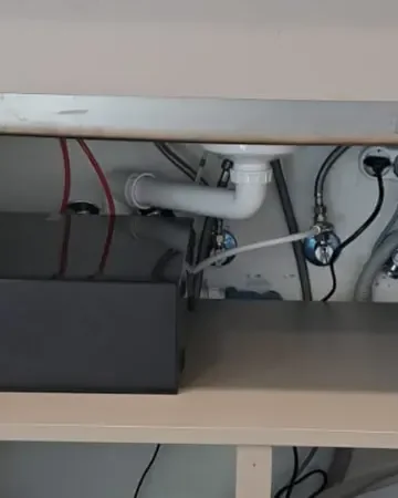 Instalación de ósmosis conectada bajo el fregadero de una cocina