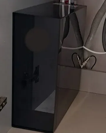 Equipo de ósmosis instalado en el interior de un mueble bajo fregadero