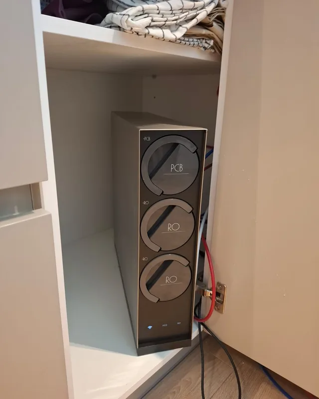 Equipo de ósmosis instalado por AIGUAPLUS en un mueble de cocina