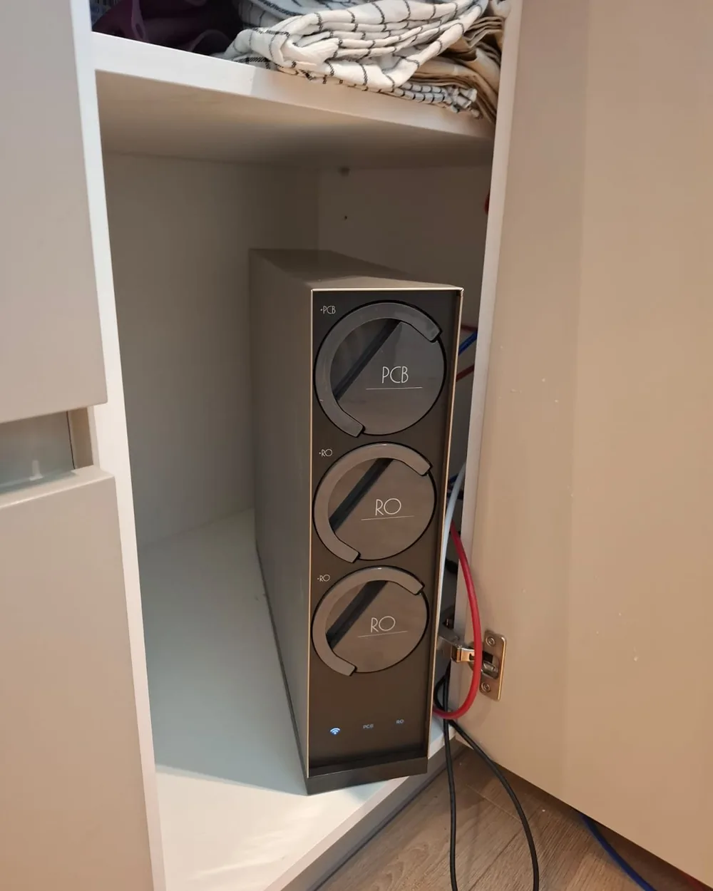 Equipo de ósmosis compacto instalado por AIGUAPLUS dentro de un mueble